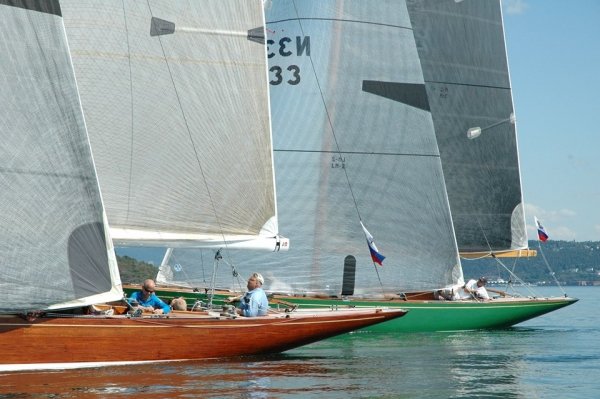 Sira, green hull, owned by HMK Harald V